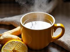 Hot lemon-ginger drink with honey for winter immunity.